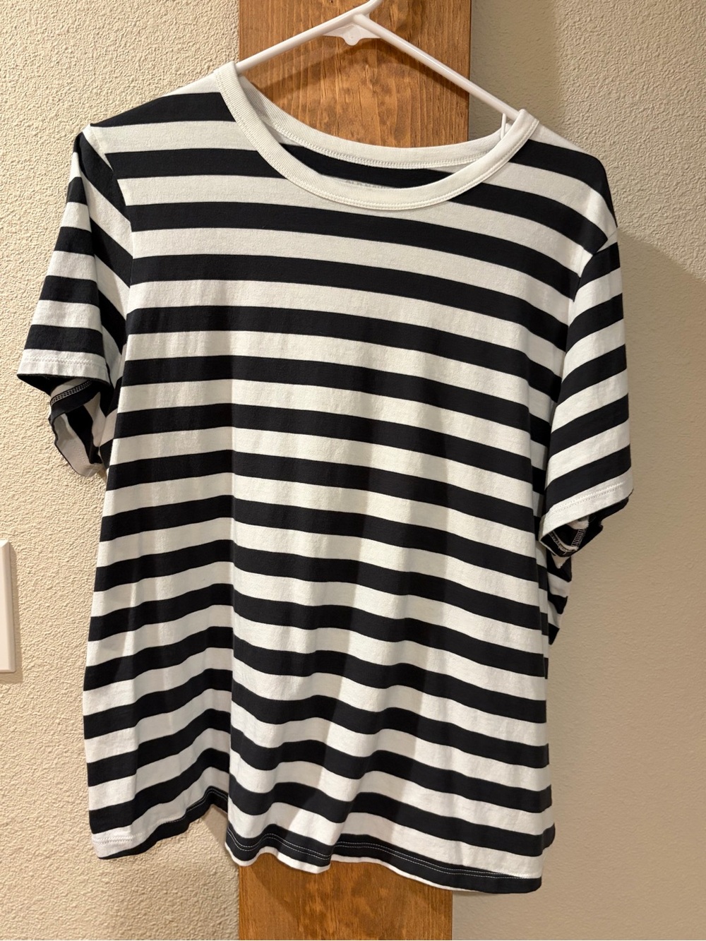 Old Navy Black and White Striped Short Sleeve Tee